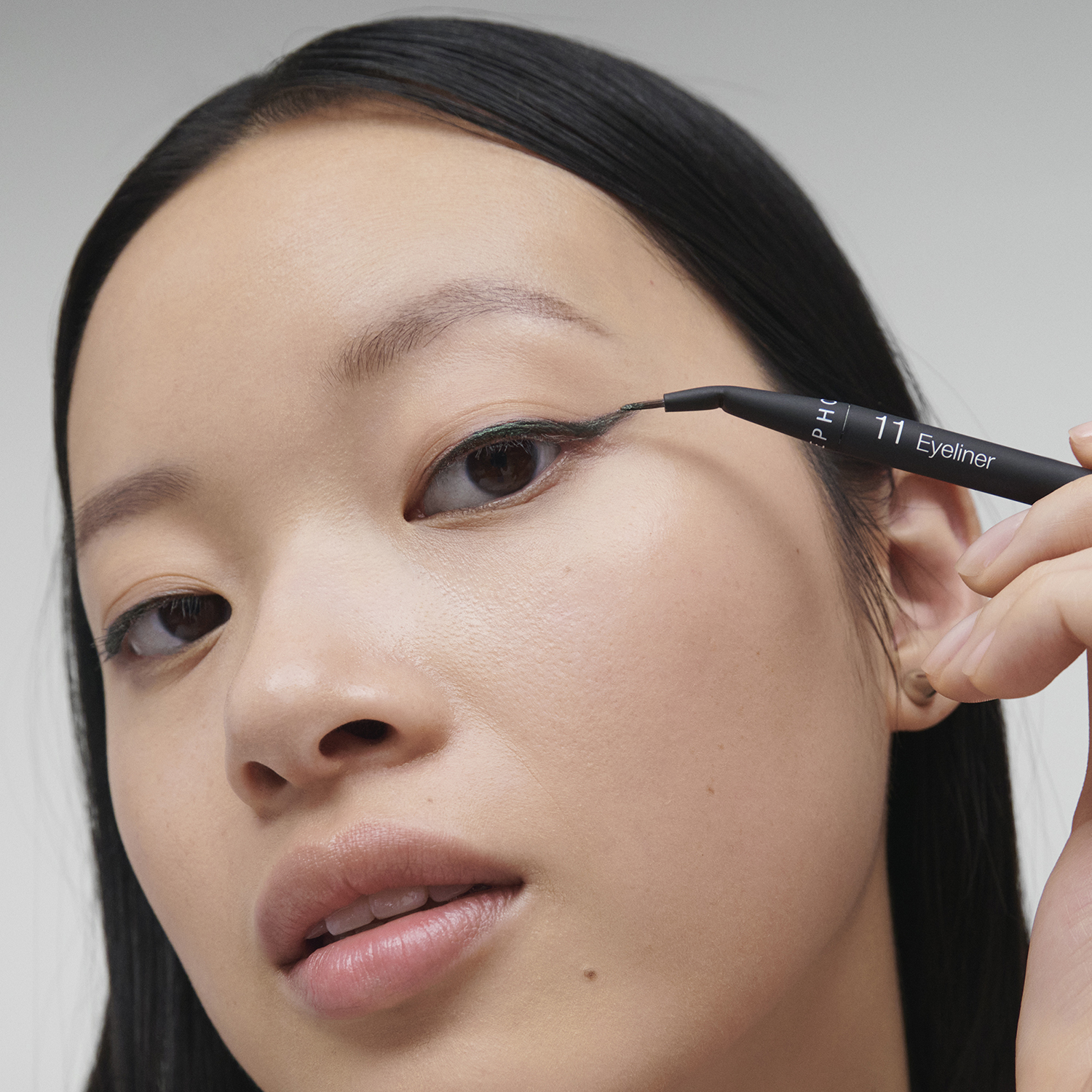THE EYELINER BRUSH-24 11 (PINCEL DELINEADOR)